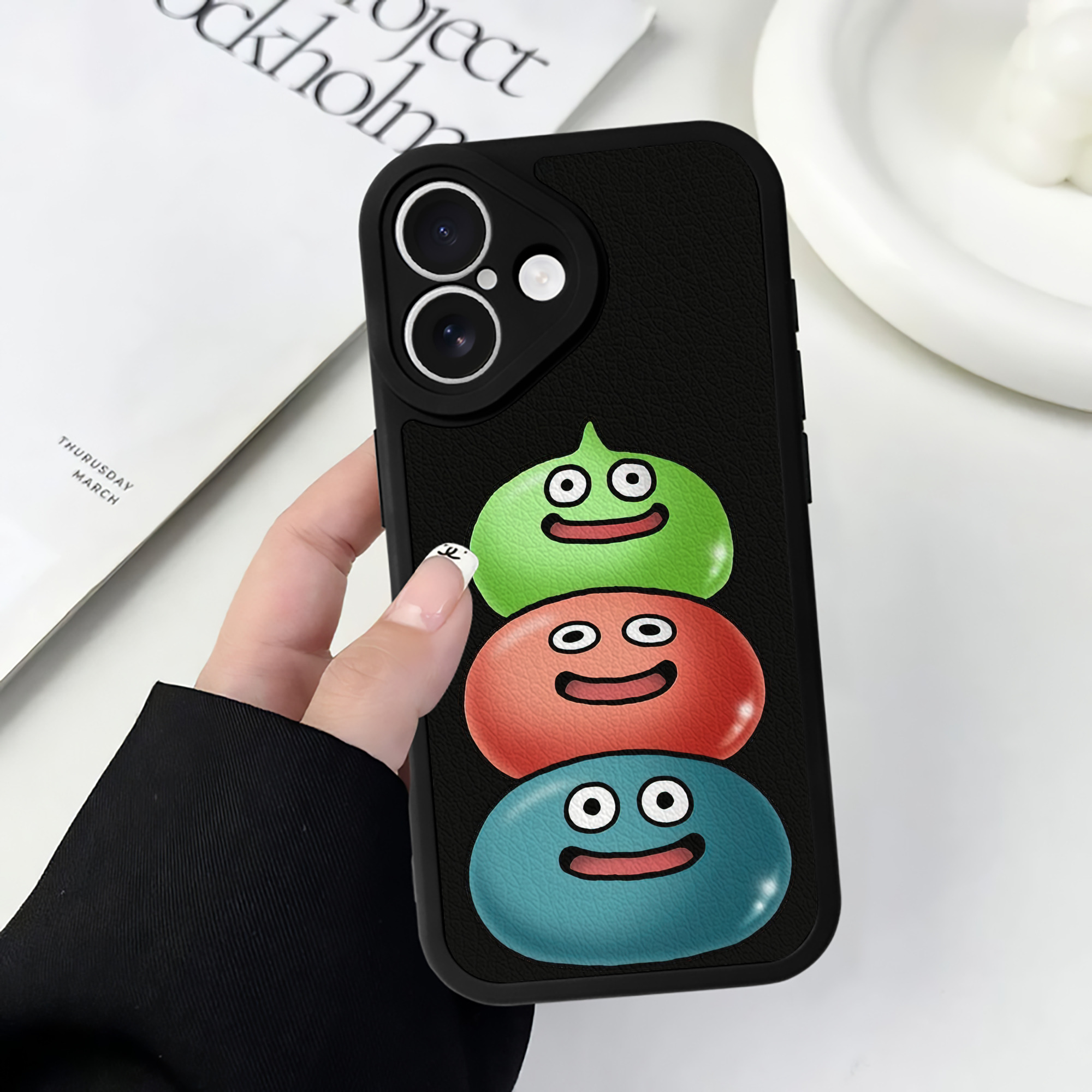 （画像用） ドラゴンクエスト Doragon Kuesuto Dragon Quest 【iPhone 16シリーズ対応】シリコンスマホケース（レザー調） 材質：シリコン